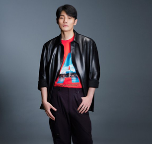 ELLE、百丽国际与李荣浩一起发布《李荣浩的追光邀约》